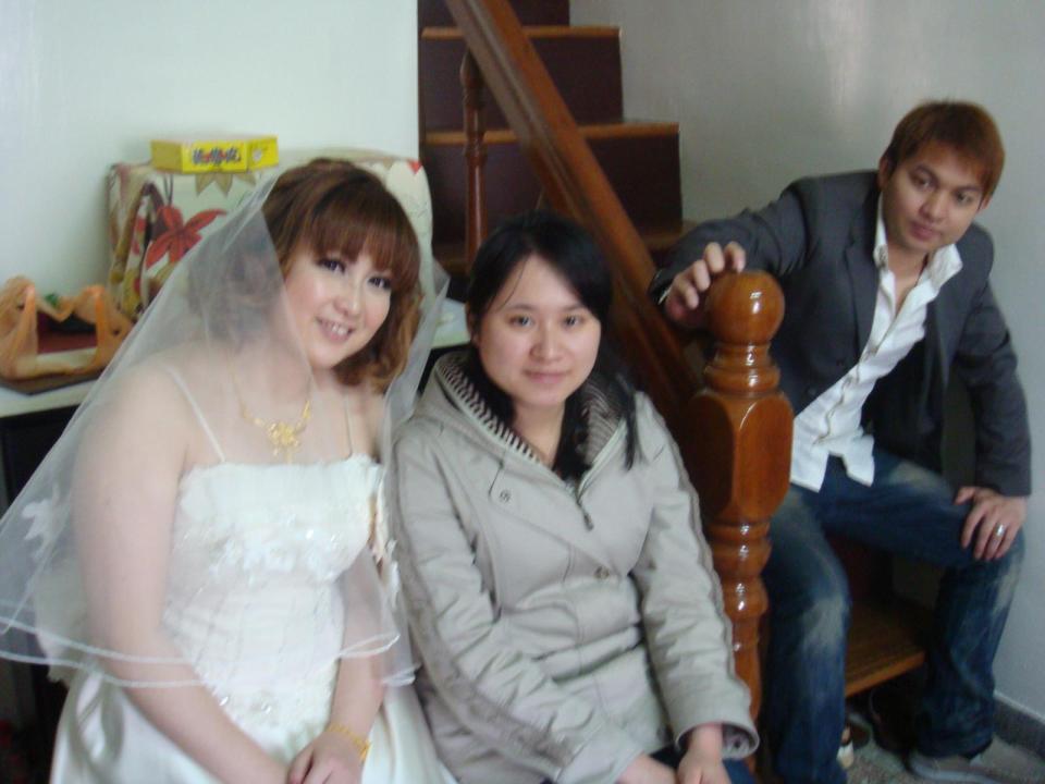 Bride waiting for Bridegroom to pick up.新娘等待新郎迎接