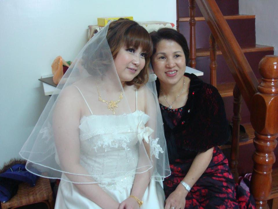 Bride waiting for Bridegroom to pick up.新娘等待新郎迎接