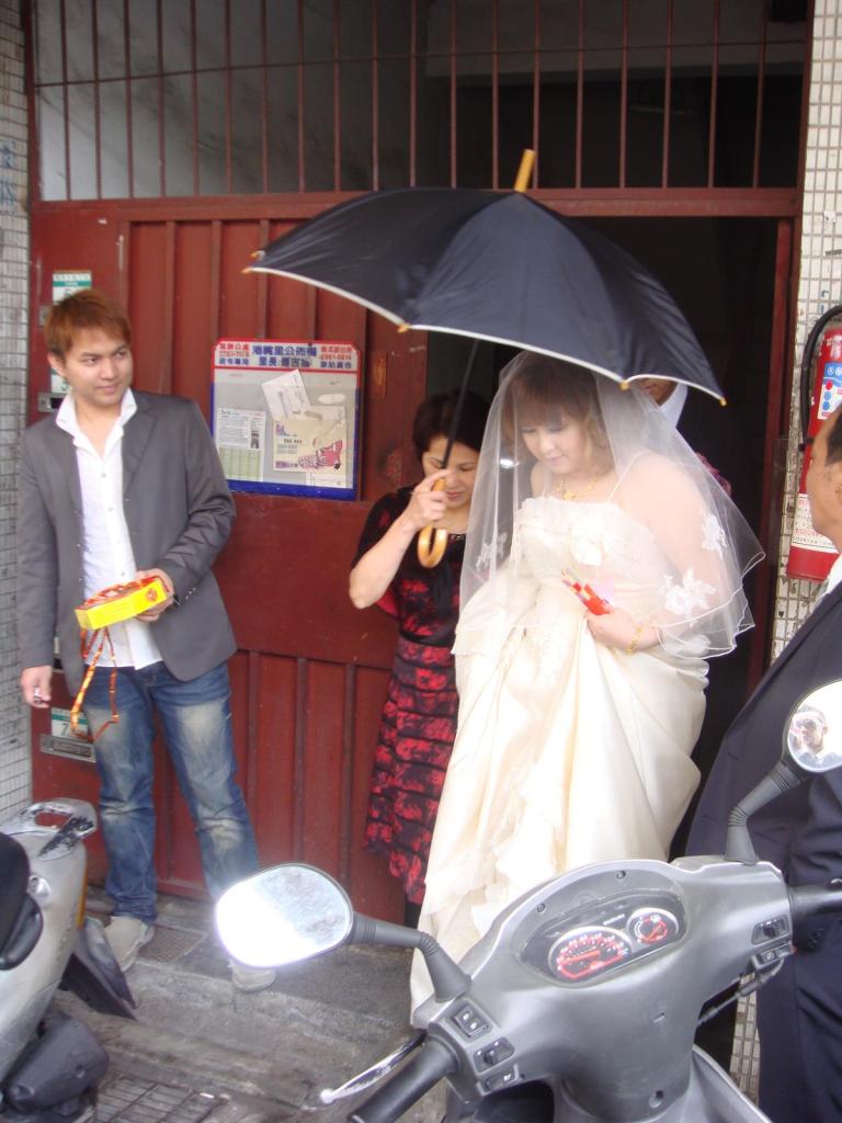 Provide Shade for the Bride撐傘遮新娘出嫁