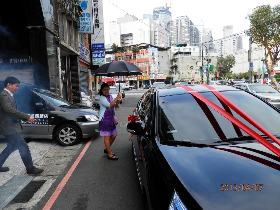 Provide shade to receive the bride. 撐傘接新娘