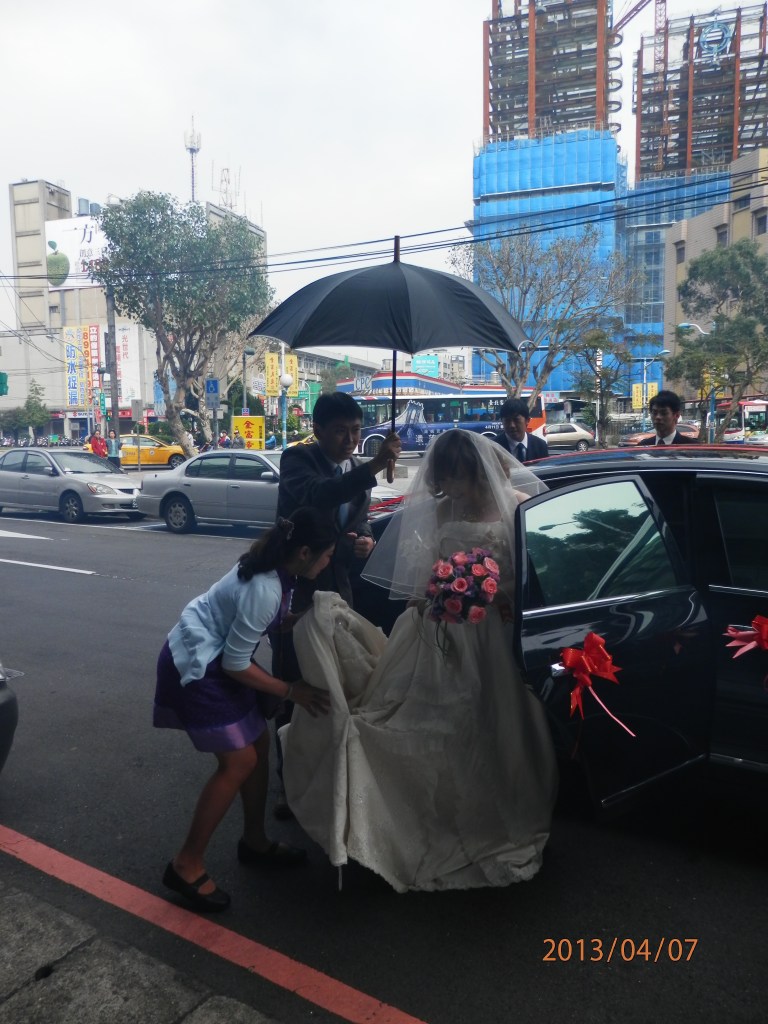 Provide shade to receive the bride. 撐傘接新娘