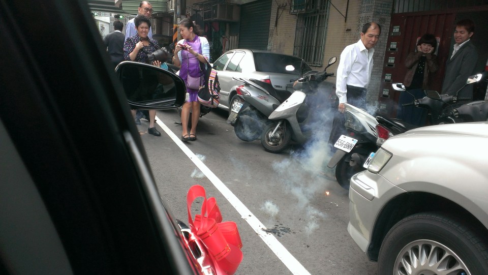 10點15分到新娘家樓下，放4個鞭炮才下車。10:15hrs Fire Cracker at Janice's Place.