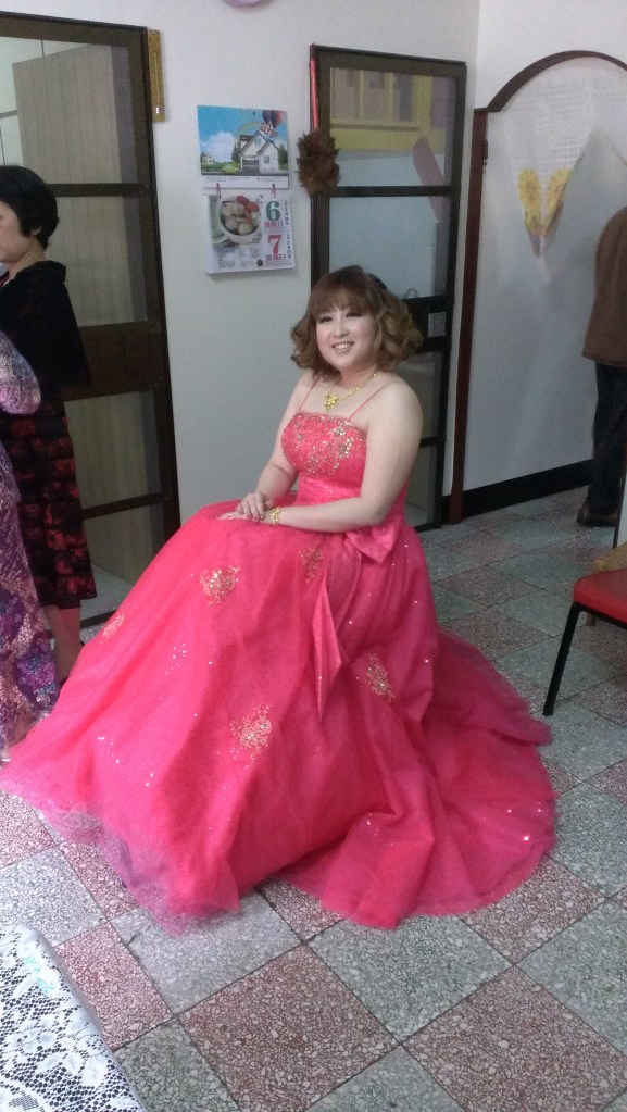 10點30分新娘坐凳子，腳踩矮板凳。1030 Bride sitting on stool and stepping on small round stool.